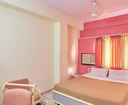 Hotel Aditya Rajkot Extérieur photo