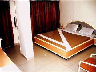 Hotel Aditya Rajkot Extérieur photo