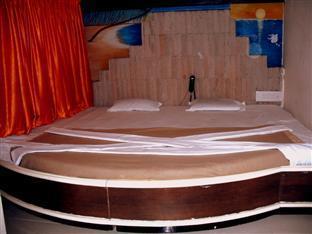 Hotel Aditya Rajkot Extérieur photo