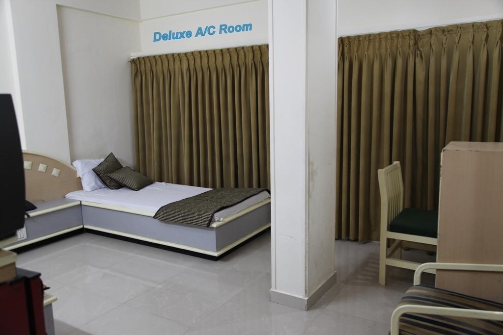 Hotel Aditya Rajkot Extérieur photo
