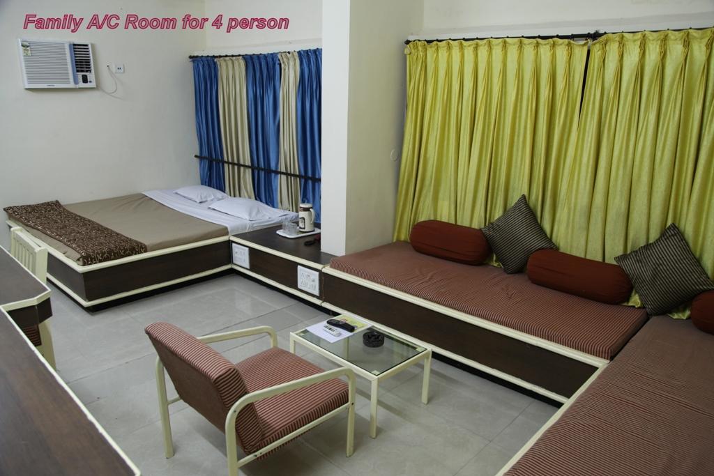 Hotel Aditya Rajkot Extérieur photo