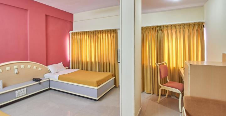 Hotel Aditya Rajkot Extérieur photo