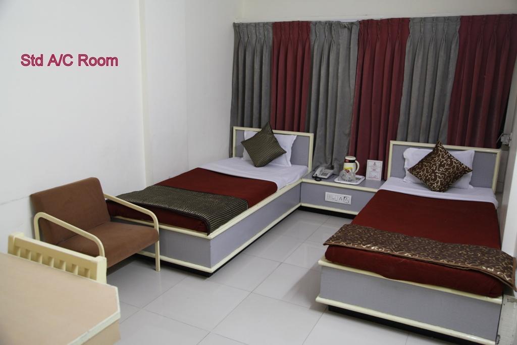 Hotel Aditya Rajkot Extérieur photo